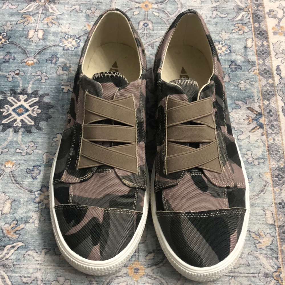 Camouflage slip on sneaker. Only worn 2 times. Great condition.